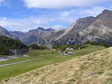 Blick von oberhalb Salecina über Orden sopra in der Bildmitte nach Westen auf Val-Maroz-Gipfel, rechts im Bild der Gipfel des Lunghin