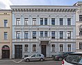 Residential house in closed development, with right courtyard wing