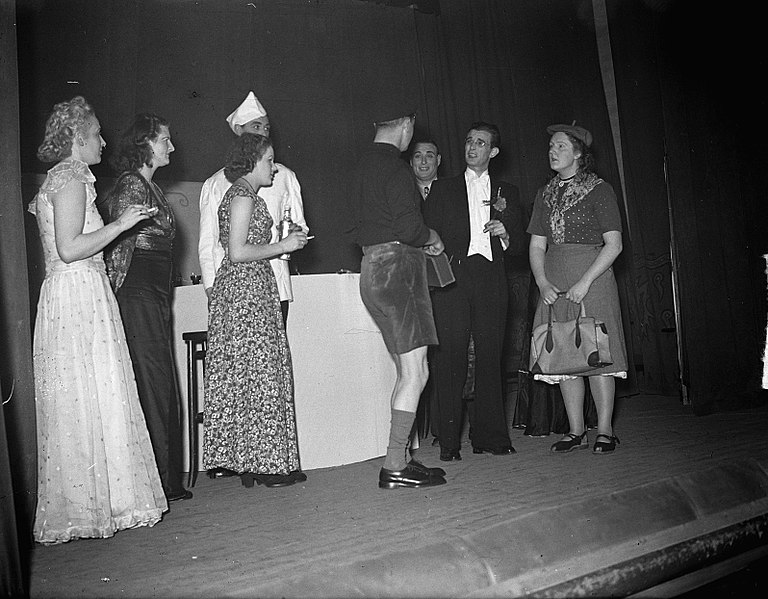 File:Bonte avond Hoogovensschaaktoernooi Aan de bar, Bestanddeelnr 903-1925.jpg