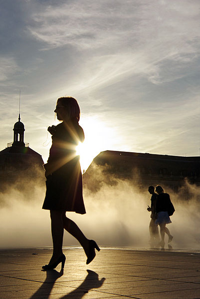 File:Bordeaux place de la bourse sunset and fog with girl.jpg