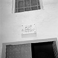 Bordje met het opschrift Synagogue (Synagoge) boven de toegangsdeur, Bestanddeelnr 255-3266.jpg