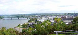 El centro de Parkersburg visto desde el parque histórico de Fort Boreman en 2006