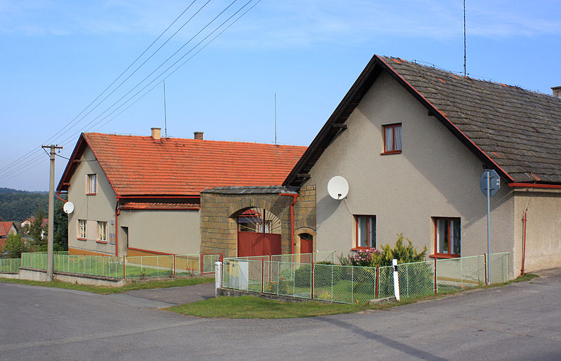 File:Borovnice, Rájec, old farm.jpg