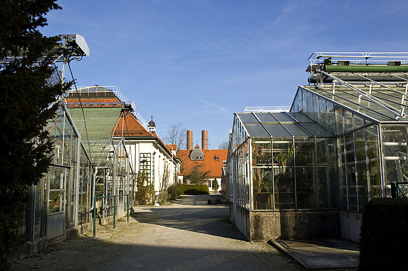 File:Botanischer Garten - München - Gewächshäuser.jpg