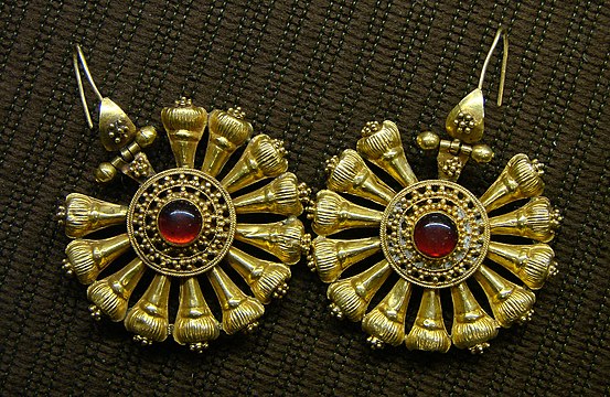 Gold earrings with gemstones, 3rd century