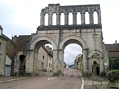 Porte d'Arroux vue de l'extérieur de la ville.