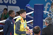 Deutsch: Boxen bei den Olympischen Jugendspielen 2018 Tag 12, 18. Oktober 2018 - Medaillenzeremonie im Leichtgewicht der Mädchen - Gold: Caroline Sara DuBois (Großbritannien), Silber: Porntip Buapa (Thailand), Bronze: Oriana Saputo (Argentinien); Medaillenübergabe durch Habu Gumel (IOC, Nigeria), Geschenkübergabe durch Raymond Silvas (USA, AIBA). English: Boxing at the 2018 Summer Youth Olympics on 18 October 2018 – Girl's Lightweight Medal Ceremony - Gold: Caroline Sara DuBois (Great Britain), Silver: Porntip Buapa (Thailand), Bronze: Oriana Saputo (Argentina); Medal handover by Habu Gumel (IOC, Nigeria), Gift presented by Raymond Silvas (USA, AIBA). Español: Boxeo en los Juegos Olímpicos Juveniles de Verano de 2018 en 18 de octubre de 2018 - Ceremonia de la Medalla de peso ligero para niñas - Oro: Caroline Sara DuBois (Gran Bretaña), Plata: Porntip Buapa (Thailand), Bronce: Oriana Saputo (Argentina); Entrega de medallas por Habu Gumel (COI, Nigeria), Regalo presentado por Raymond Silvas (EE. UU., AIBA).