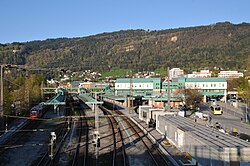 Bregenz togstasjon med Pfänder.jpg