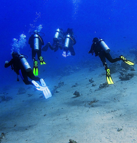 File:Buceando con el BAB Mar Rojo.jpg