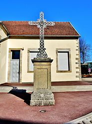 Salib 1865 dan town hall di Bucey-lès-Traves