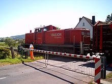 Güterzug auf dem manuellen Bahnübergang in Niederaula