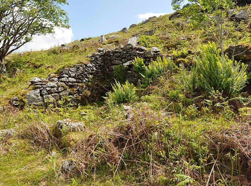 File:Building at Holwell Quarry.jpg