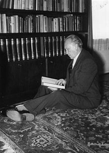 Adenauer in 1951,reading in his house in Rhondorf he had built in 1937. It is now a museum. Bundesarchiv B 145 Bild-F000656-0038,Rhondorf,Konrad Adenauer,lesend.jpg