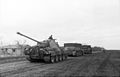 Két SdKfz.9, amely egy Panzerkampfwagen V tankot vontat Oroszország déli részén, 1943 augusztus.