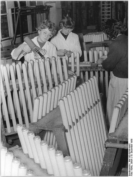 File:Bundesarchiv Bild 183-50708-0002, VEB Berliner Glühlampen-Werke, Produktion.jpg