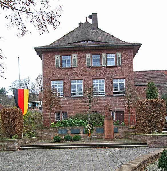 File:Burgalben-04-Muehlstr 5-Schulhaus-gje.jpg