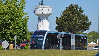 Bus de la livrée bleue sur la ligne Némo 1 non loin du chateau d'eau "Jules Verne" à Glisy (712).