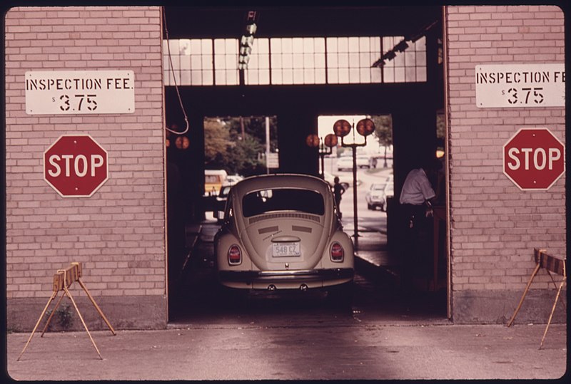 File:CAR HAS JUST ENTERED THE SAFETY LANE AT AN AUTO EMISSION INSPECTION STATION IN DOWNTOWN CINCINNATI, OHIO - NARA - 557875.jpg