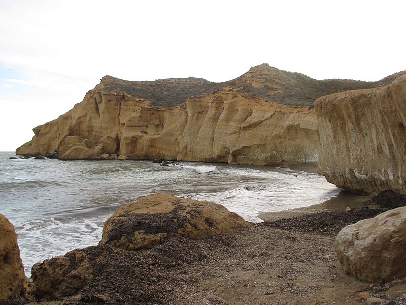 File:Cala Cerrada o de los Cocederos, lado sur.JPG