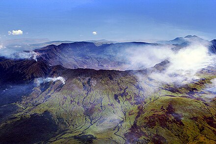 坦博拉火山的破火山口