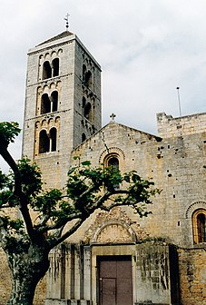 La façade et le clocher.