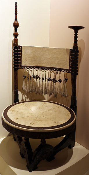 Circular chair by Carlo Bugatti (1902) (Furniture Museum of Milan)
