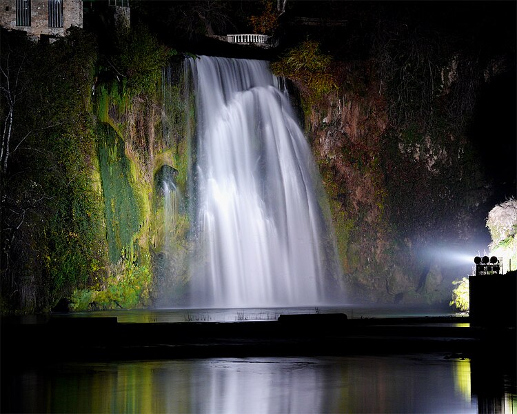 File:Cascata notte.jpg