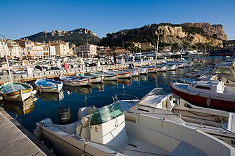 Runners descend the Col de la Gineste to reach the finishing point at the port in Cassis Cassis-Port.jpg