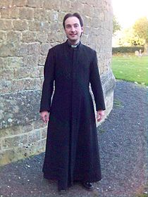 黒いキャソックを着た聖公会の司祭。