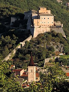 Castel San Giovanni et au premier plan le clocher de Santa Caterina à Finalborgo.jpg