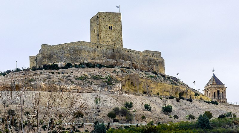 File:Castillo de Alcaudete.jpg