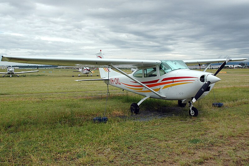 File:Cessna 182 (5787145437).jpg