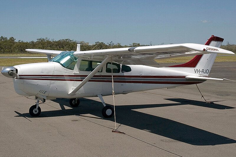 File:Cessna 210 (5727304465).jpg