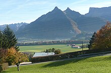 Fichier:Château_de_Gruyères_&_Gruyère_from_Le_Pâquier-Montbarry_(Le_Pâquier_(Fribourg))_(autumn)_12.jpg