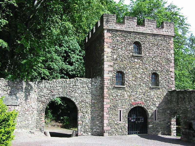 File:Château de Schirmeck.jpg