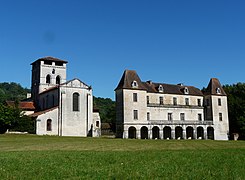 Ansicht des Parks, der Abteikirche (links) und des Abtshauses (rechts)