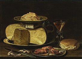 Composition similaire avec des fromages, du beurre, du pain, du vin et le couteau nommé, ainsi que des crevettes et des écrevisses