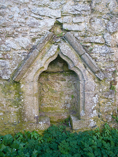 File:Clonmines Friary Choir Piscina 2010 09 27.jpg