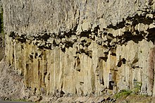 Photographie montrant une falaise avec des colonnes de basalte.