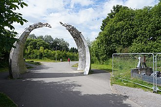 'Evolve' metallic sculpture by Rob Mulholland at park's southern entrance Cuningar Loop Park entrance (geograph 6884361).jpg
