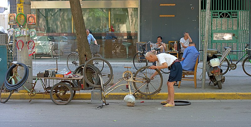 File:Cycle repairing.jpg