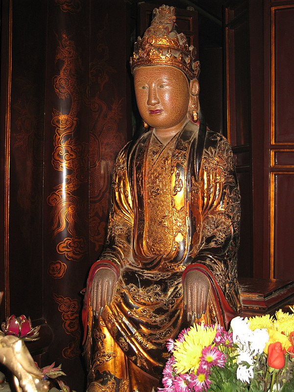 Statue of Dương Vân Nga in the Temple of Lê Đại Hành