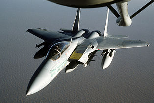 'n F-15 Eagle maak in die lug gereed om brandstof te hervul uit 'n KC-135.