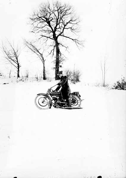 File:Das Motorrad mit den Skiern im Einsatz - CH-BAR - 3241065.tif