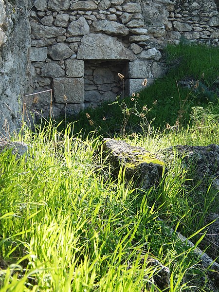 File:Dayr Aban - stone structures.JPG