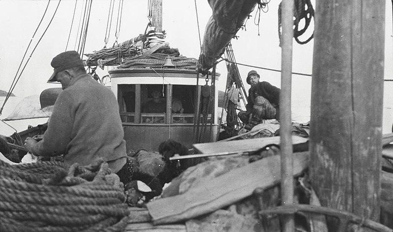 File:Deck of schooner CGS Alaska at Herschel Island (43250).jpg