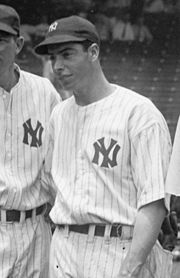 Plan moyen-large du joueur de baseball Joe DiMaggio, portant un chapeau et une chemise "NY".