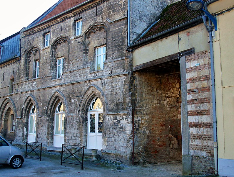 File:Domart-en-Ponthieu maison des Templiers 1.jpg