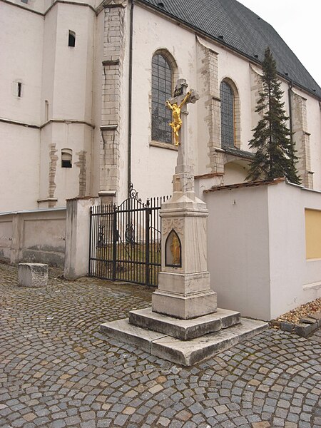 File:Doubravník, church and bildstock - cz.jpg