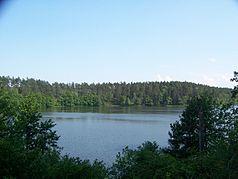 Vista del lago Ostrowiec, el lago más grande del parque nacional